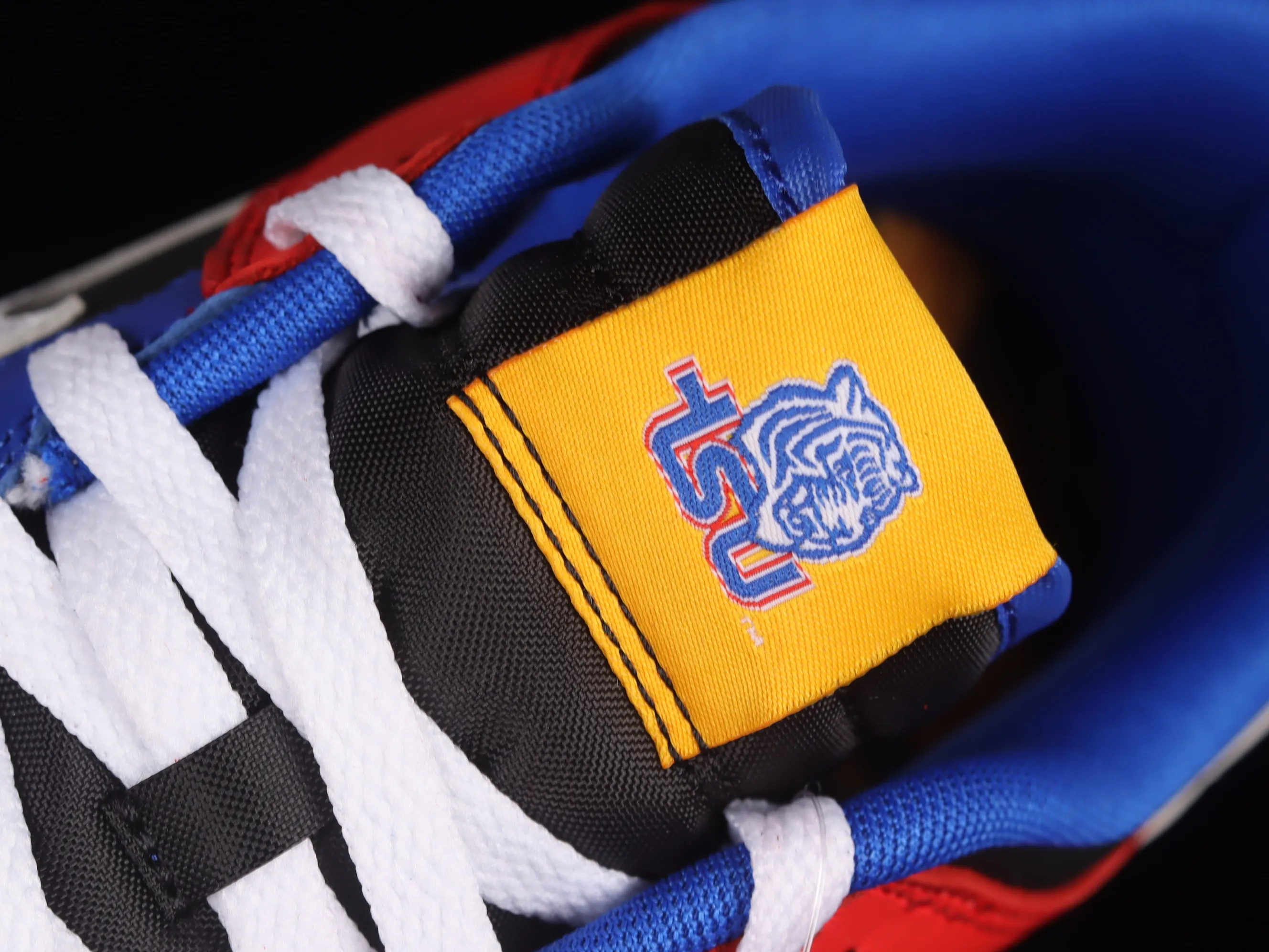 All categories Nk SB Dunk series Nk SB Dunk Low low-top sneakers C version Nk Dunk Low "TSU" University theme series SB low-top sports and leisure sneakers DR6190-100